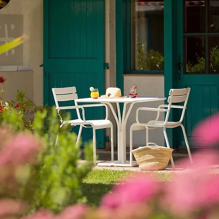 Hotel Oustau Camarguen & 4*