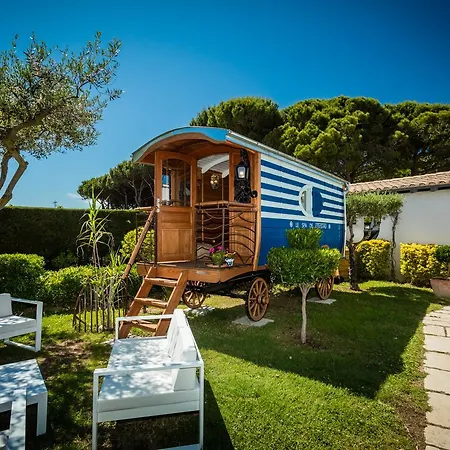 Oustau Camarguen & Hotel 4*